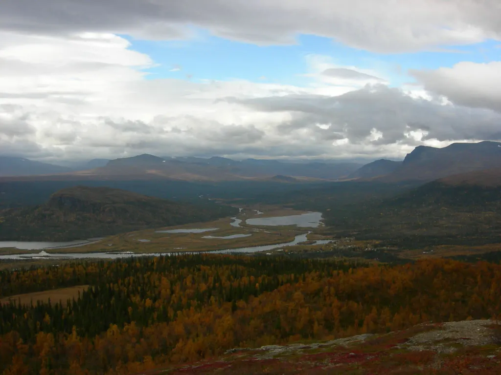 Kvikkjokk village with Tarraätno/Kamajåkkå River delta &amp; Lake Miertekjaure, Norbotten, Sweden, seen from Sjnjerak