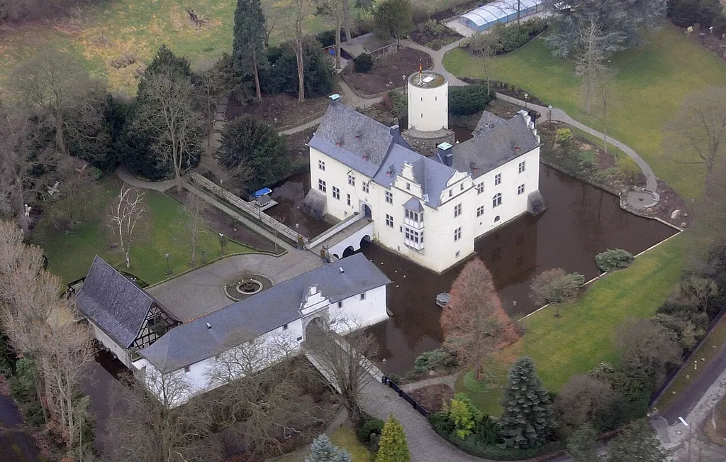 Luftbild der Burg Odenhausen, Ansicht von Nordosten, in Berkum, einem Ortsteil der nordrhein-westfälischen Gemeinde Wachtberg im Rhein-Sieg-Kreis. Die Burg steht unter Denkmalschutz.