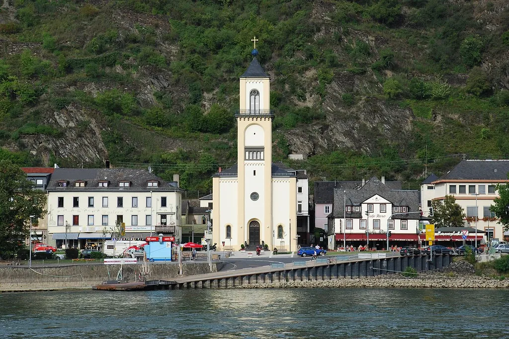 Evangelische Kirche in Sankt Goarshausen, Rhein-Lahn-Kreis, Rheinland-Pfalz. Als Denkmal im nachrichtlichen Verzeichnis der Kulturdenkmäler Rhein-Lahn-Kreis aufgeführt.