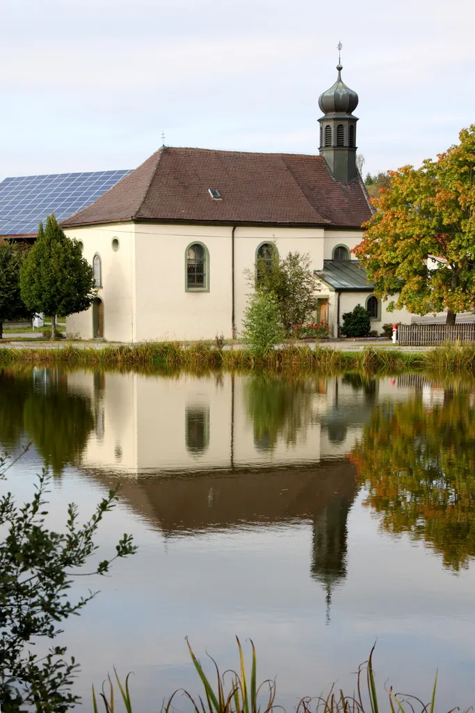 Expositurkirche (St. Sebastian) Archäologische Befunde und Funde im Bereich der Kath. Expositurkirche St. Sebastian in Hofenstetten, darunter die Spuren eines Vorgängerbaus.
