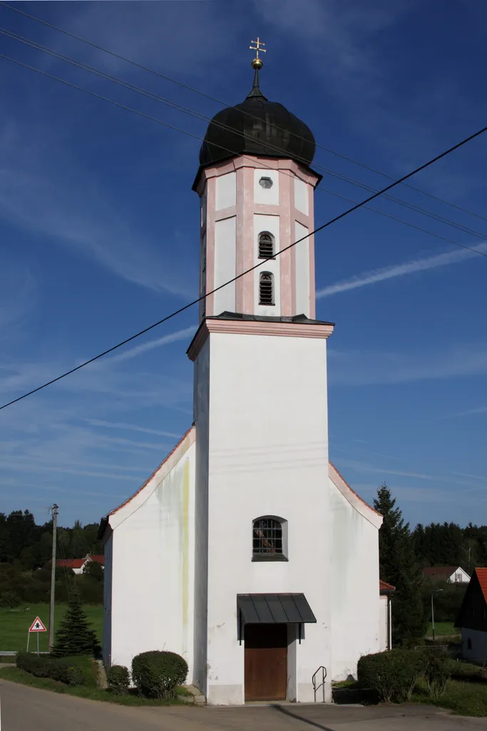 Kern spätmittelalterlich, 1736 umgebaut; mit Ausstattung.