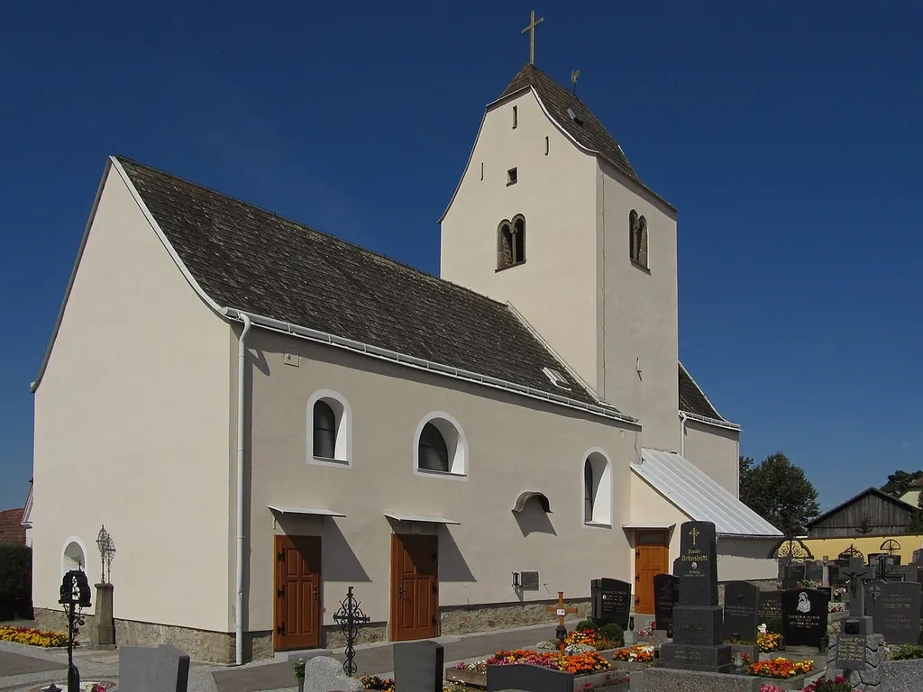 Im 13. Jahrhundert erbaute, romanische Ostturmkirche, die an eine ältere romanische Kapelle angeschlossen ist. Mitte des 15. Jahrhunderts innen in spätgotischem Stil umgebaut.