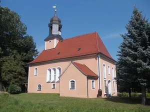 Kirche mit Ausstattung, zwei Grabmale neben dem Kirchenportal (eingelassen in die Wände), Kirchhofsmauer mit Tor sowie zwei Reliefs an den Torpfeilern Zum Lindicht 3