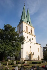 Kirche mit Resten der originalen Ausstattung sowie mit Ausstattung von Friedrich Press (darunter besonders erwähnenswert wegen ihrer künstlerischen Qualität: der Orgelprospekt, der Altar, Figuren der 11 Apostel, Stele des Auferstandenen und kleine