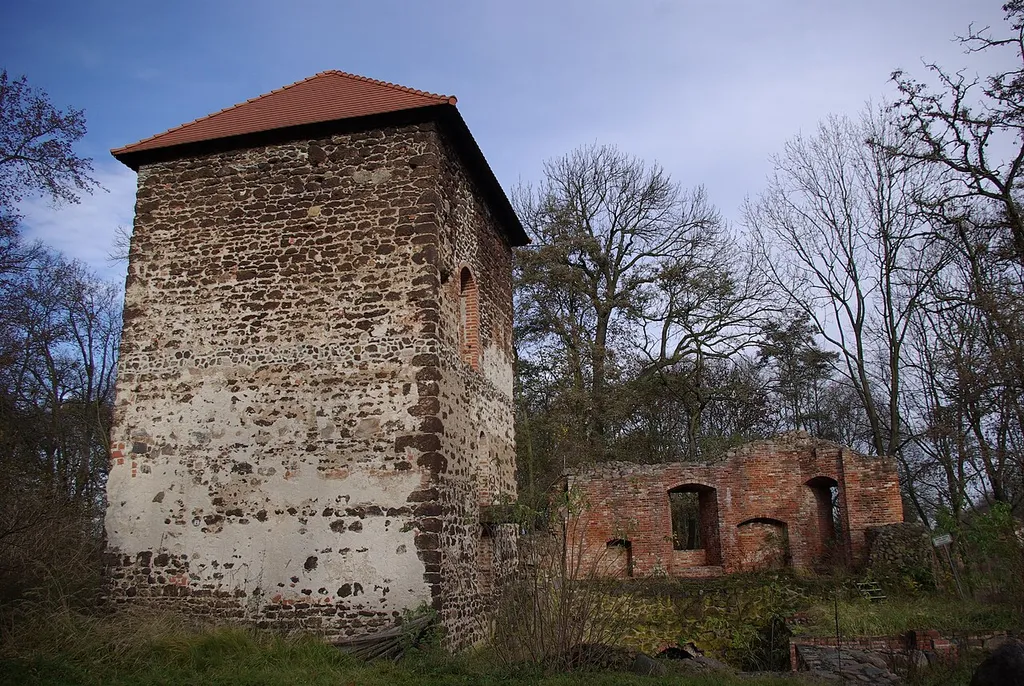 Niederer Fläming Ortsteil Bärwalde in Brandenburg. Der Turm ist der Rest der ehemaligen Burg, die sich südlich vom Ortsteil Bärwalde befindet. Der Turm steht unter Denkmalschutz.