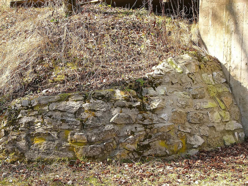 Böheimstein; Mauerreste der ehemaligen Burg, Bruchstein, 14. Jahrhundert.