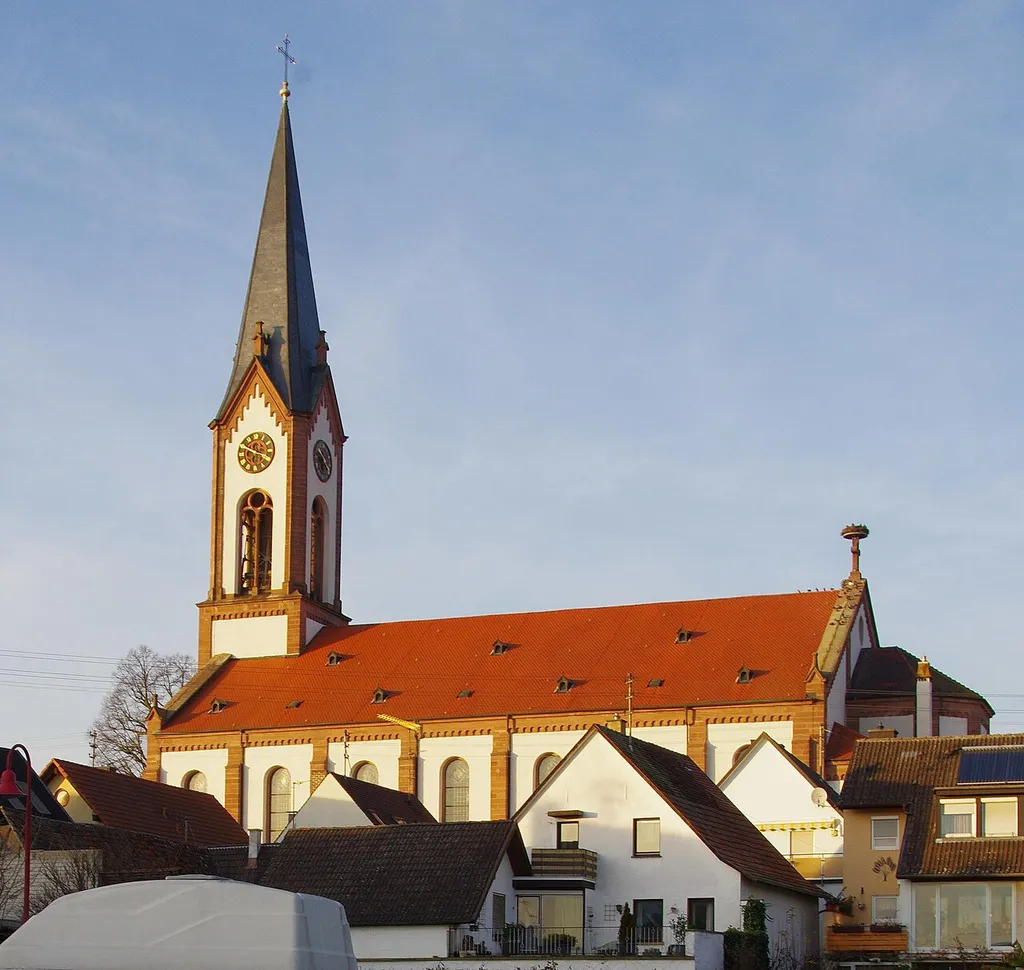 Blick von der Schulstraße auf die Ihringer Kirche