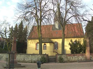 Evangelische Pfarrkirche mit Kirchhof und Gedenkstätten