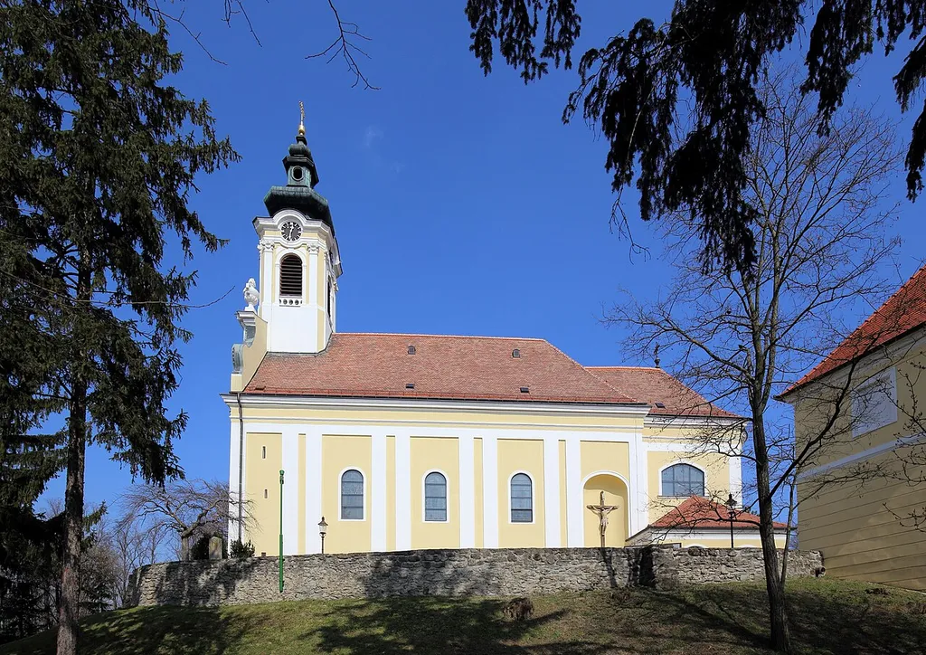 Südsüdwestansicht der katholischen Pfarrkirche hll. Barbara und Agatha in der niederösterreichischen Marktgemeinde Bad Pirawarth. Ein anstelle einer mittelalterlichen Wehrkirche auf dem Hausberg errichter barocker Sakralbau, der teilweise noch von der ursprünglichen Wehrmauer umgeben ist.