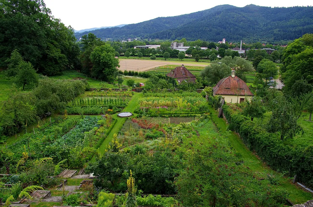 Der Klostergarten mit ca 2000qm, auch heute noch nach den alten Kriterien für Selbstversorger angelegt