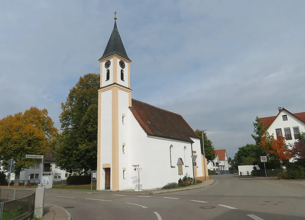 Kath. Filialkirche St. Wolfgang, Saalbau mit eingezogenem Polygonalchor und Westturm, Ende 15. Jahrhundert, barockisiert 1760, Turm 1872; mit Ausstattung