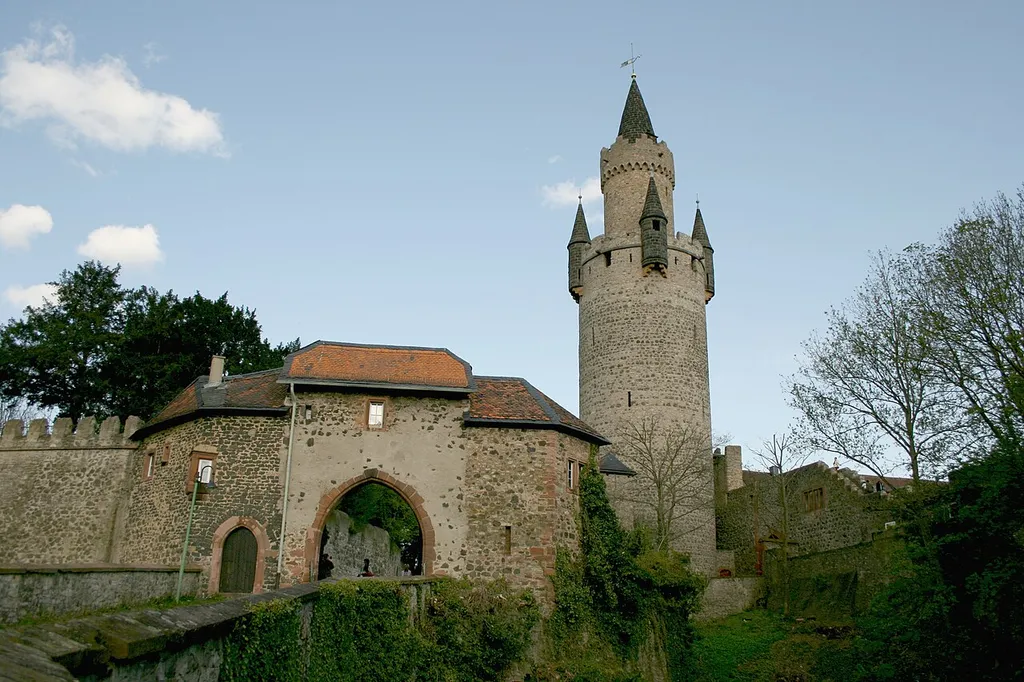Nordtor und Adolfsturm der Burg Friedberg in Hessen 2008.