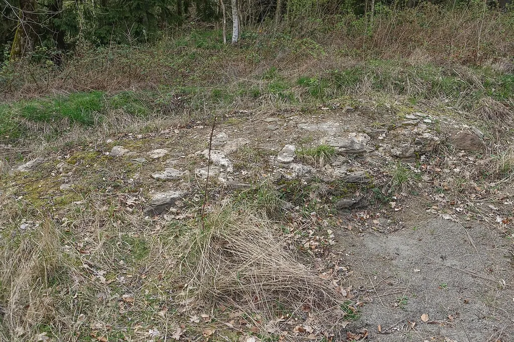 Fundament des Bergfrieds von Burg Burghagen