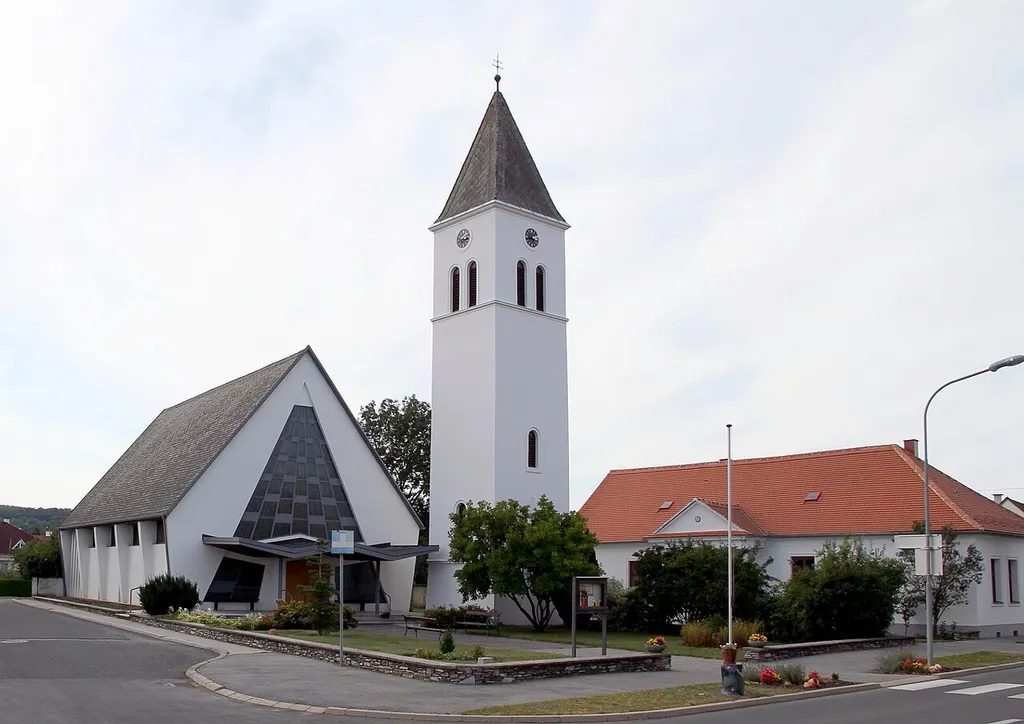 Die Evang. Pfarrkirche A.B. von Stoob. Kirchenschiff wurde 1961/62 errichtet, der Turm 1948 und rechts das ehemalige Pfarrhaus 1830.
