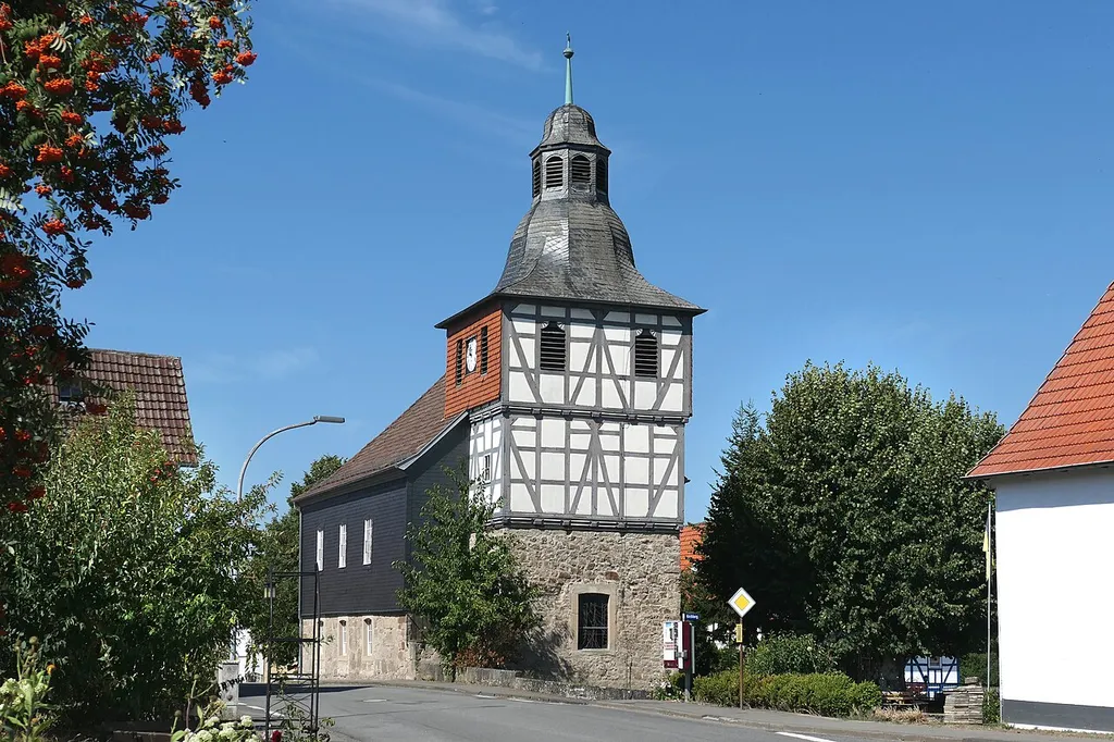 Die Kirche in Hitzerode ist wegen ihrer künstlerischen, geschichtlichen und baulichen Bedeutung ein geschütztes Kulturdenkmal und die Dorflinde auf dem Anger wurde bereits im Jahr 1936 als schützenswertes Naturdenkmal ausgewiesen. Der Bereich um Kirche und dem Anger gehört zum ursprünglichen Ortskern, der aus geschichtlichen Gründen unter Denkmalschutz steht.