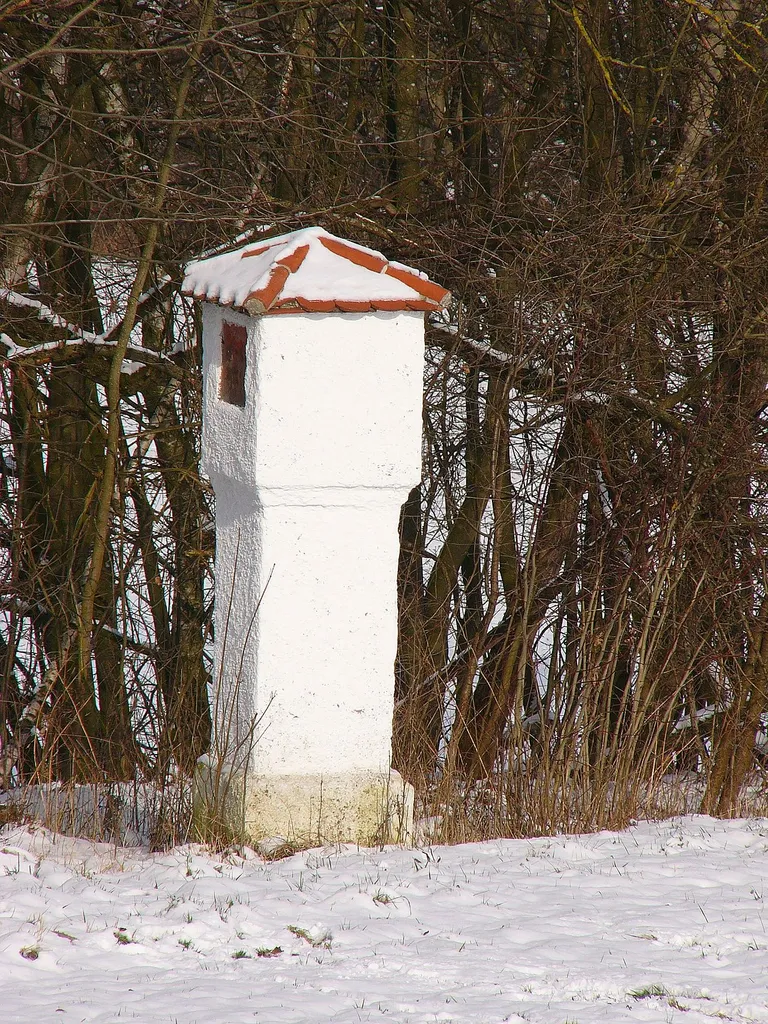 XIII. Burgfriedenssäule Landshut, mit Tontafel; steht am Waldrand der Straße Am Schmiedlacker.