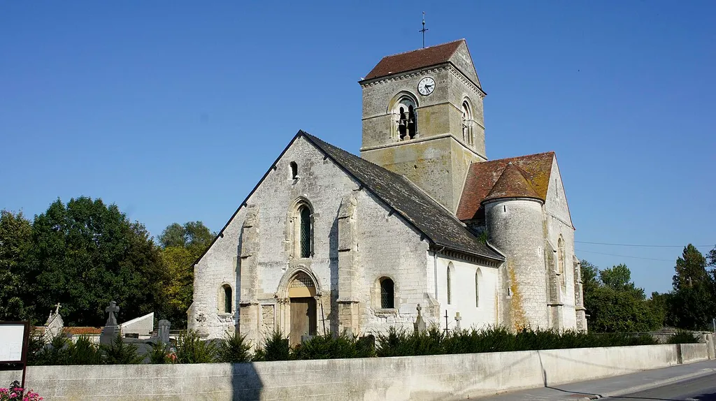 Vue de l'église du XIIIe siècle de St-Masmes par l'ouest, elle est classée monument historique.