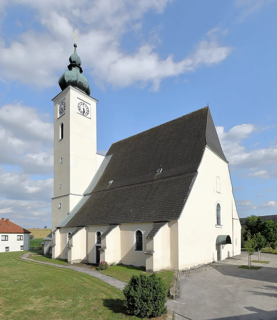 Nordwestansicht der röm.-kath. Pfarrkirche hl. Nikolaus in der niederösterreichischen Marktgemeinde Ruprechtshofen.Eine spätgotische Staffelkirche mit einem Chor aus dem Ende des 13. Jahrhunderts. Der Turm ist ebenfalls spätgotisch, wurde 1653 erhöht und erhielt 1874 eine neobarocke Zwiebelhaube.