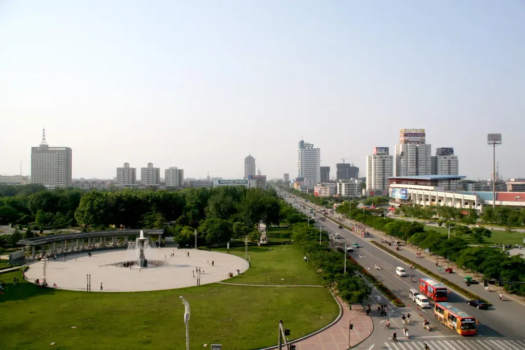 ​新乡市人民公园东门广场及和平大道街景