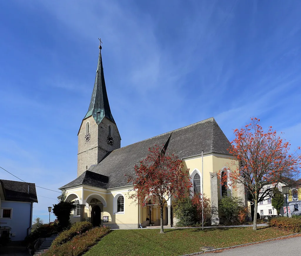 Südostansicht der katholischen Pfarrkirche hl. Dreifaltigkeit in der oberösterreichischen Gemeinde Andrichsfurt. Eine gotische Kirche aus der zweiten Hälfte des 15. Jahrhunderts mit einem einschiffigen, dreijochigen Langhaus und einem zweijochigen Chor. Südseitig wurde in der Mitte des 17. Jahrhundert ein dreijochiges Seitenschiff und Vorbauten auf toskanischen Säulen angebaut.
