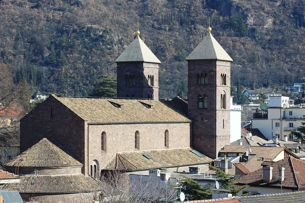 Herz-Jesu-Kirche in Bozen (Südwestansicht)