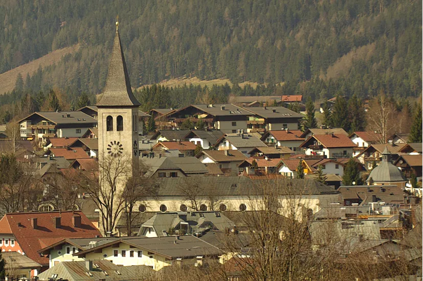Kath. Pfarrkirche hll. Johannes Evangelist und Johannes der Täufer und Grabplatten