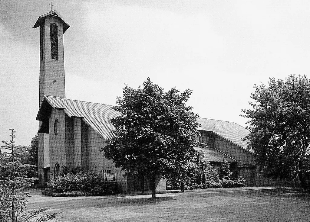Kath. Pfarrkirche für schlesische Flüchtlingsgemeinde, 260 Sitzplätze, Kath. Kirche in Berne und Lemwerder, Bistum Münster. Langhaus mit nur einem westlich angegliederten Seitenschiff. Architektur Ludger Sunder-Plassmann, 1956 erbaut.