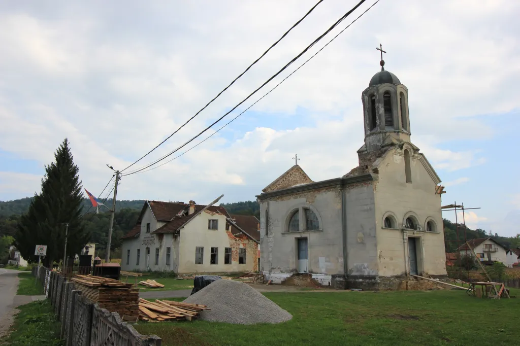 Ruine der serbisch-orthodoxen Kirche sowie der Schule in Rudice, Gemeinde Novi Grad (Bosanski Novi), Bosnien.