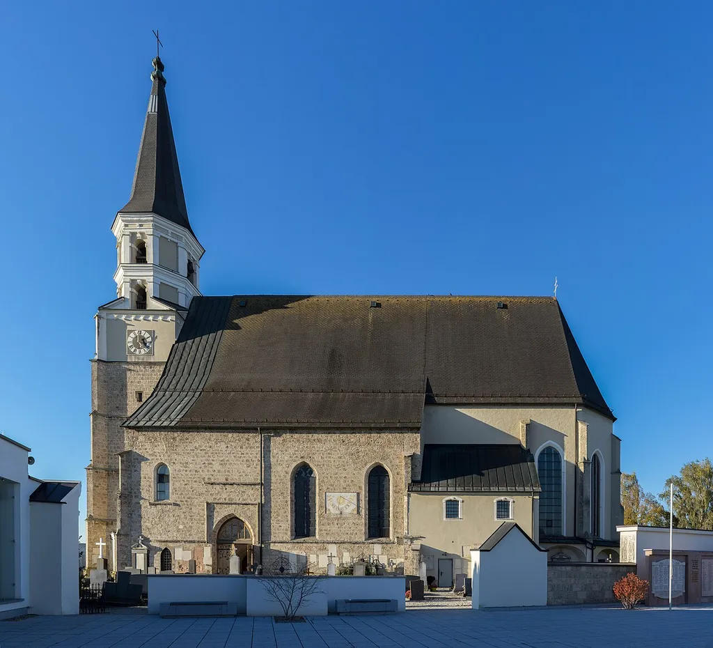 Kath. Pfarrkirche hl. Laurenz und Friedhof. Südseite