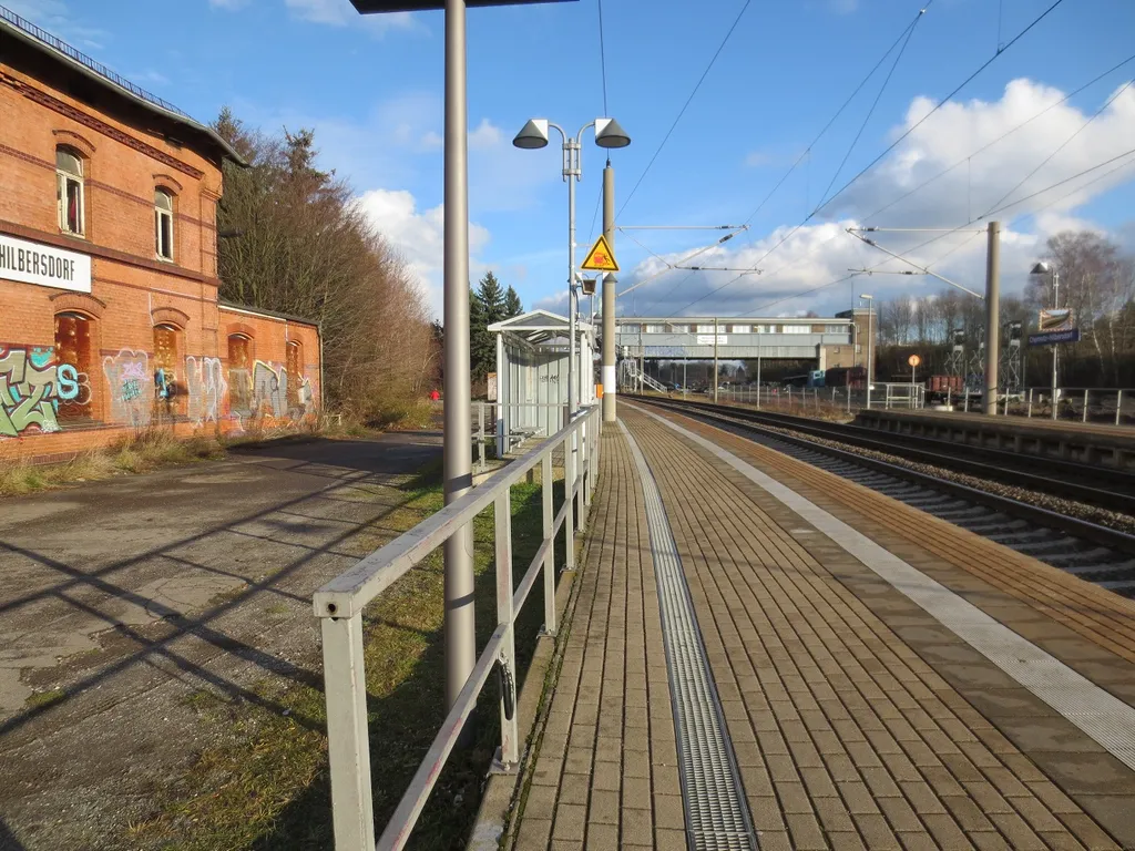 Bahnhofsgebäude. Leerstehend. Steht zum Verkauf. Stand: 2014.