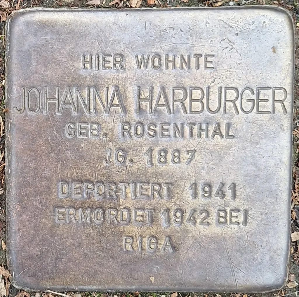 Hier wohnte Johanna Harburger, geb. Rosenthal, Jg. 1887, deportiert 1941, ermordet 1942 bei Riga