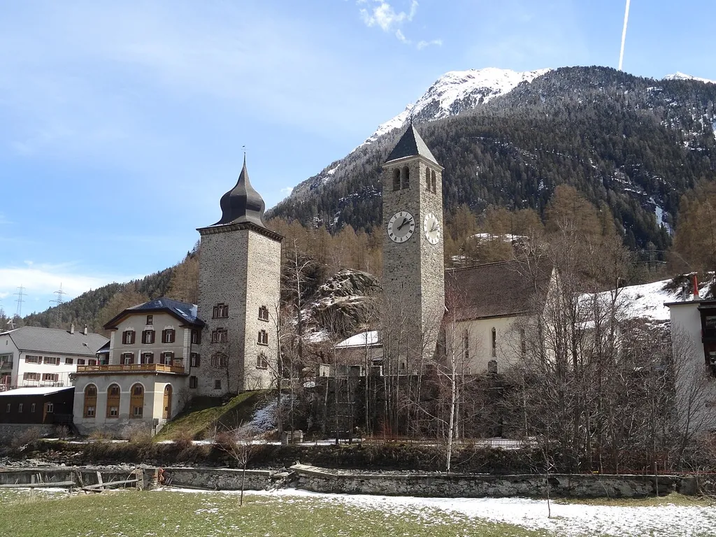 Reformierte Kirche Susch: rechts die Kirche, links der Plantaturm