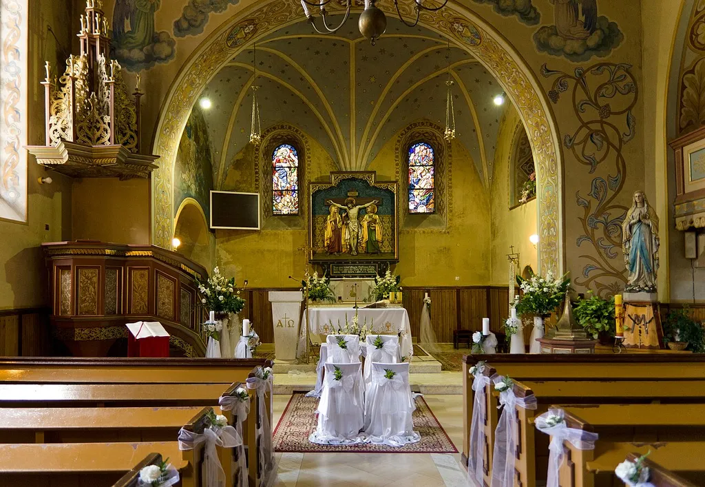 Wnętrze kościoła p.w. Wniebowzięcia NMP we wsi Kalinowo (powiat ełcki) przygotowane do ceremonii ślubnej.