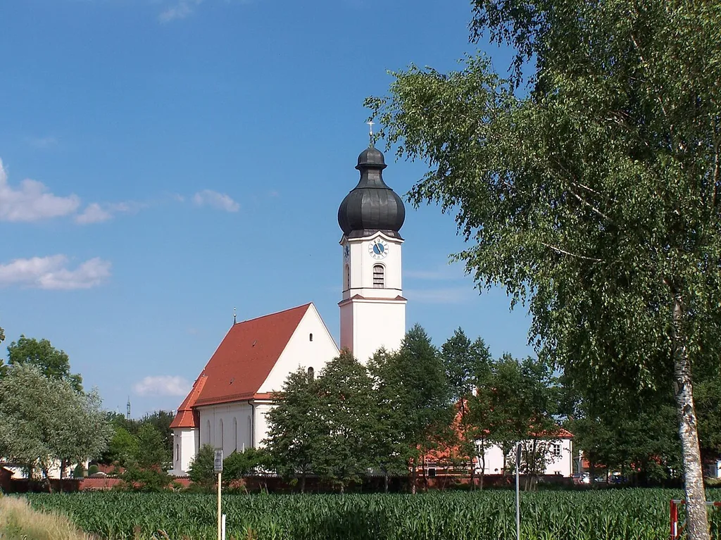 Neufahrn in Niederbayern. Asenkofen 7. Filialkirche St. Laurentius. Erbaut 1907/08 von Johann Schott, München; mit Ausstattung.