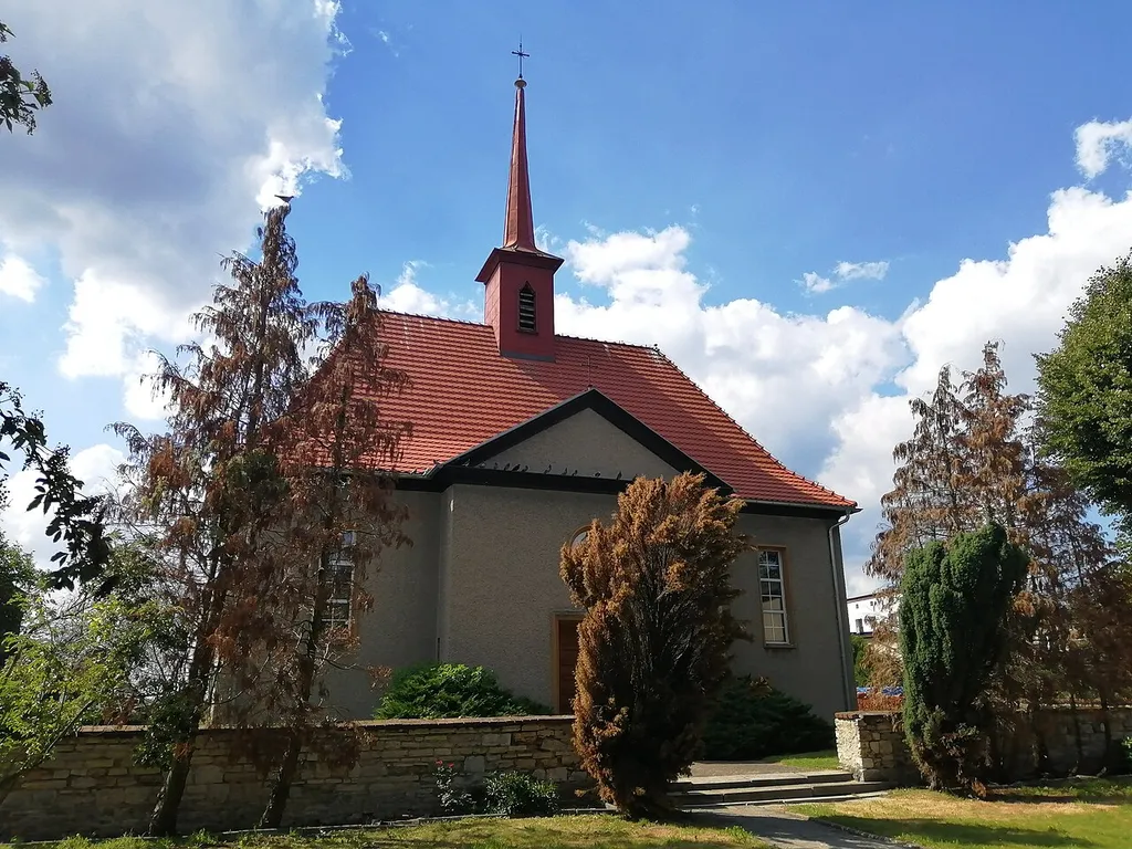 Zabytkowy kościół Stefana (ewangelicko-augsburski) w Laryszowie, widok na świątynię i jej otoczenie