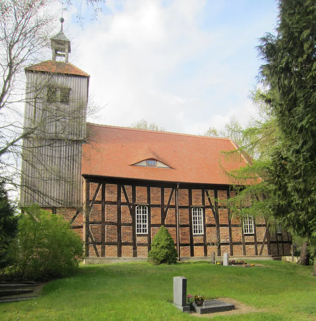 Falkenberg/Elster, Ortsteil Kleinrössen, denkmalgeschützte Fachwerkkirche, Ansicht von Süden