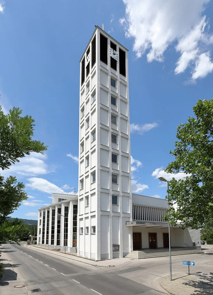 Südansicht der röm.-kath. Pfarrkirche in der niederösterreichischen Stadtgemeinde Ternitz.Die Kirche wurde nach Plänen des Architekten Josef Vytiska errichtet. Der Spatenstich erfolgte am 1. April 1957 und am 30./31. Mai 1959 fand die feierliche Einweihung durch Erbischof-Koadjutor Franz Jachym statt. Bis zu diesem Zeitpunkt stand den Ternitzern nur eine umgebaute Tischlerei in der Ruedlstraße als Notkirche zur Verfügung.