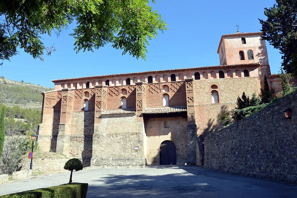 Vista general (frontal) de la iglesia de Santa María, primer templo medieval cristiano de Albarracín (Teruel), construido antes de 1200: el aspecto actual se debe a las obras realizadas en el siglo XVI por el arquitecto frances Quinto Pierres Vedel (fallecido en 1567)