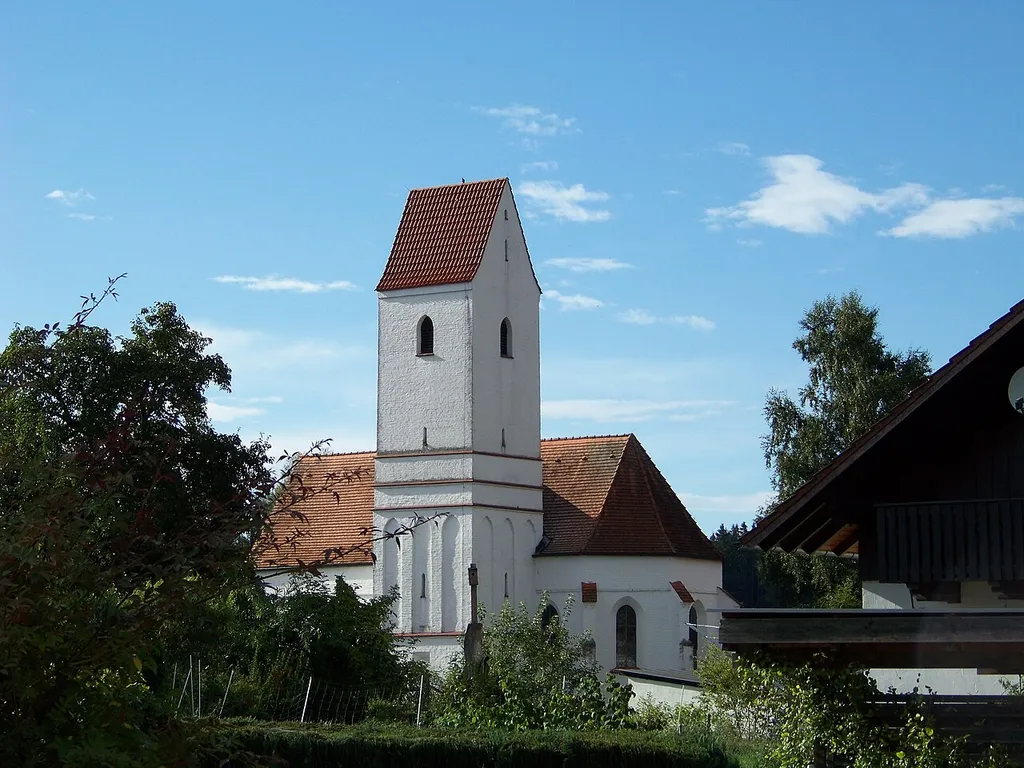Gerzen, Vilssattling Kirchenweg 2. Katholische Kirche St. Martin. Saalkirche, Langhaus im Mauerwerk spätromanisch, 12./13. Jahrhundert, Gewölbe, Chor und Turm spätgotisch, zweite Hälfte des 15. Jahrhunderts, Gliederung durch Strebepfeiler am Chor, südlich Chorflankenturm mit Geschossgliederung und Satteldachabschluss; mit Ausstattung.
