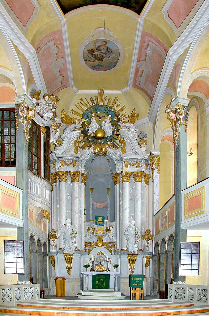 10.11.2005 01809 Weesenstein (Müglitztal) Am Schloßberg 1 (GMP: 50.932966,13.858732): Schloß (14.-19. Jh.). Barocke evangelische Schloßkirche im 6. Geschoß (1738-1741. Kanzelaltar. [DSCN8289.TIF]20051110175DR.JPG(c)Blobelt