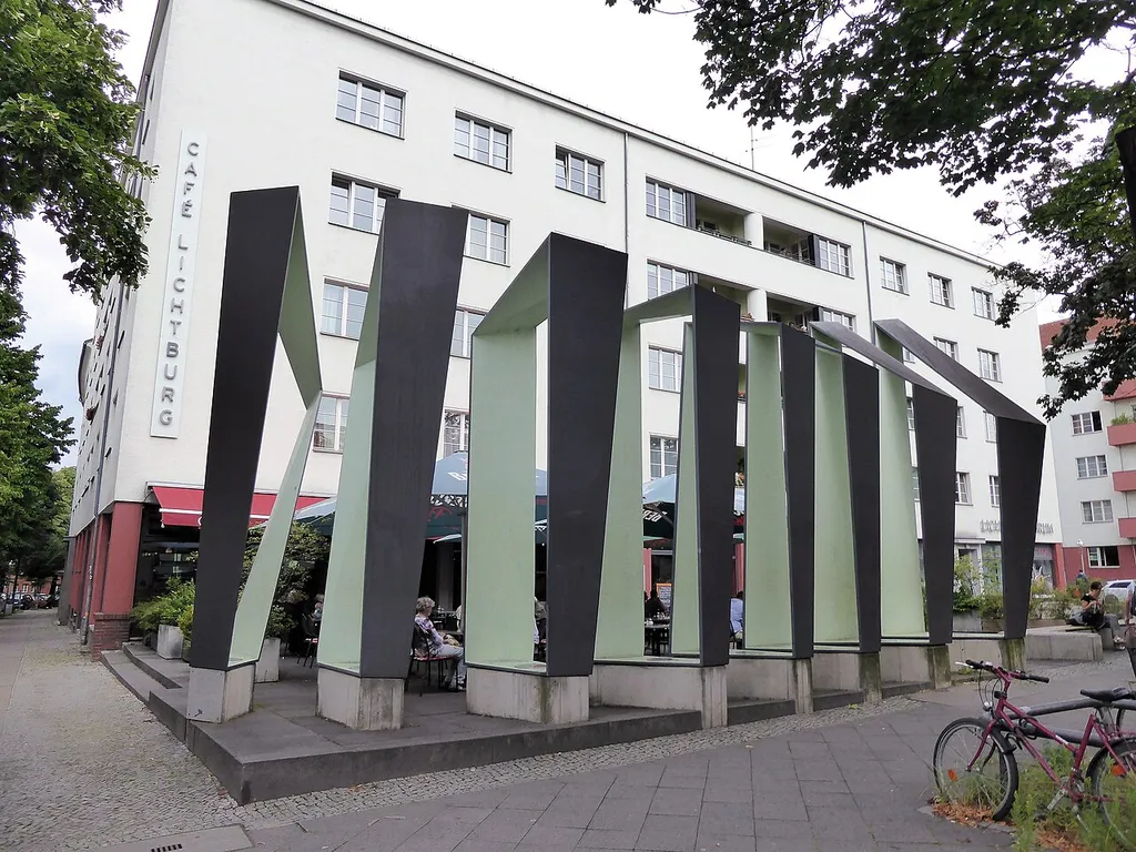 Gesundbrunnen Behmstraße "Phantom der Lichtburg" von Benita Braun-Feldweg und Matthias Muffert, 2003