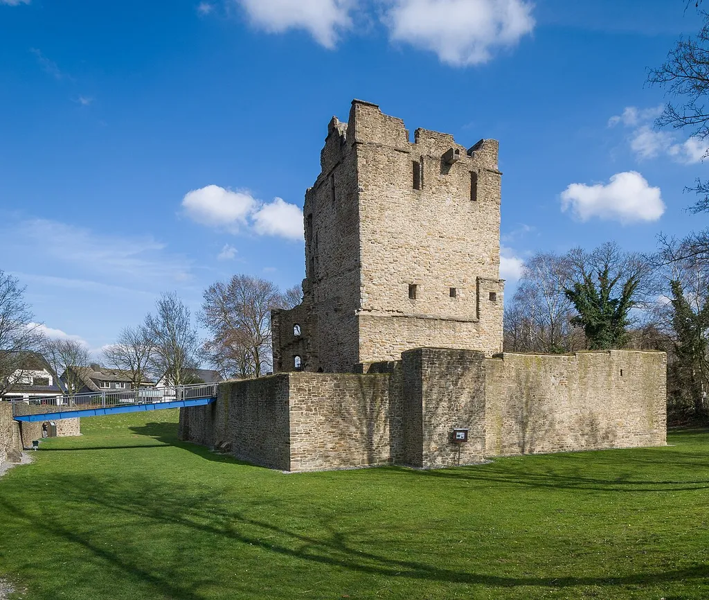 Donjon of Altendorf Castle, south-western side