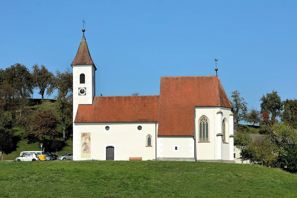Südansicht der röm.-kath. Filialkirche hl. Agatha in Eisenreichdornach, ein Ortsteil der niederösterreichischen Stadtgemeinde Amstetten. Eine frühgotische Saalkirche (Kern aus dem 12./13. Jahrhundert) mit einem spätgotischen Chor und halb eingestellten Westturm.