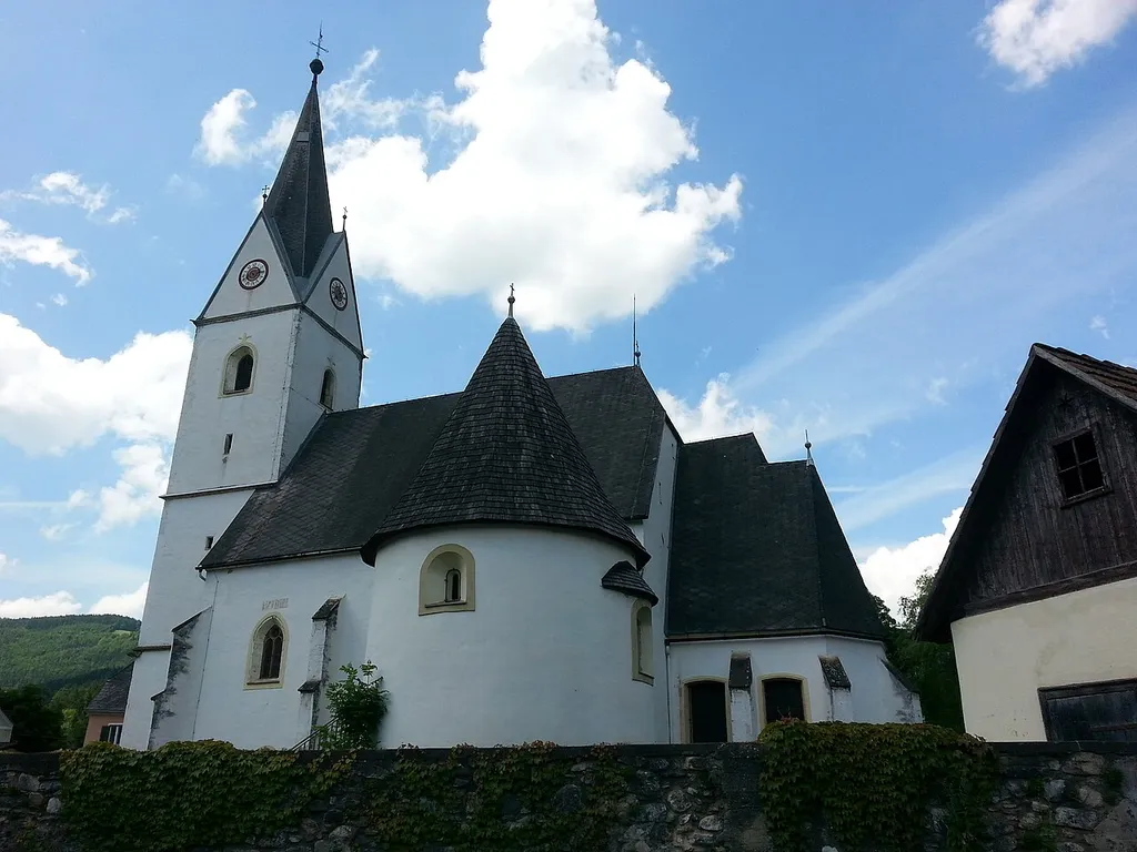 Die katholische Pfarrkirche hl. Jakobus der Ältere in der Gemeinde Geistthal, Steiermark, Österreich. Vor der Kirche ist der Karner erkennbar.