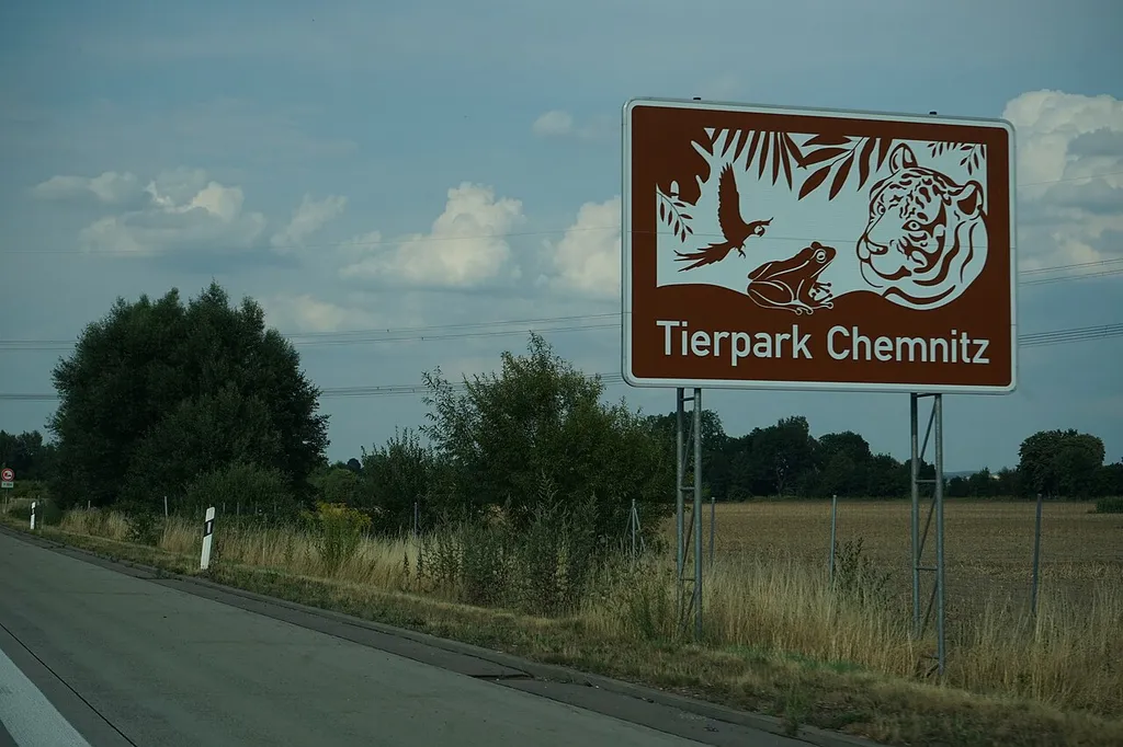 Unterrichtungstafel Richtung Dresden. Hier Tierpark Chemnitz.