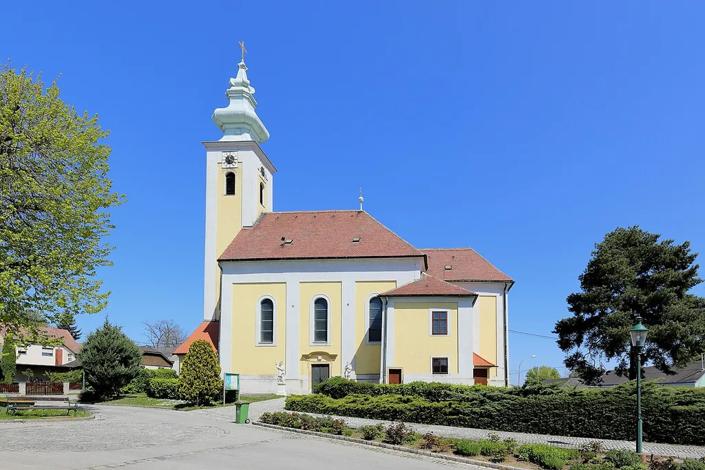 Südansicht der römisch-katholischen Pfarrkirche hl. Jakobus der Ältere in der niederösterreichischen Marktgemeinde Dürnkrut. Der einheitliche Barockbau mit vorgestelltem Westturm wurde unter Graf Jakob Hamilton 1698 errichtet.