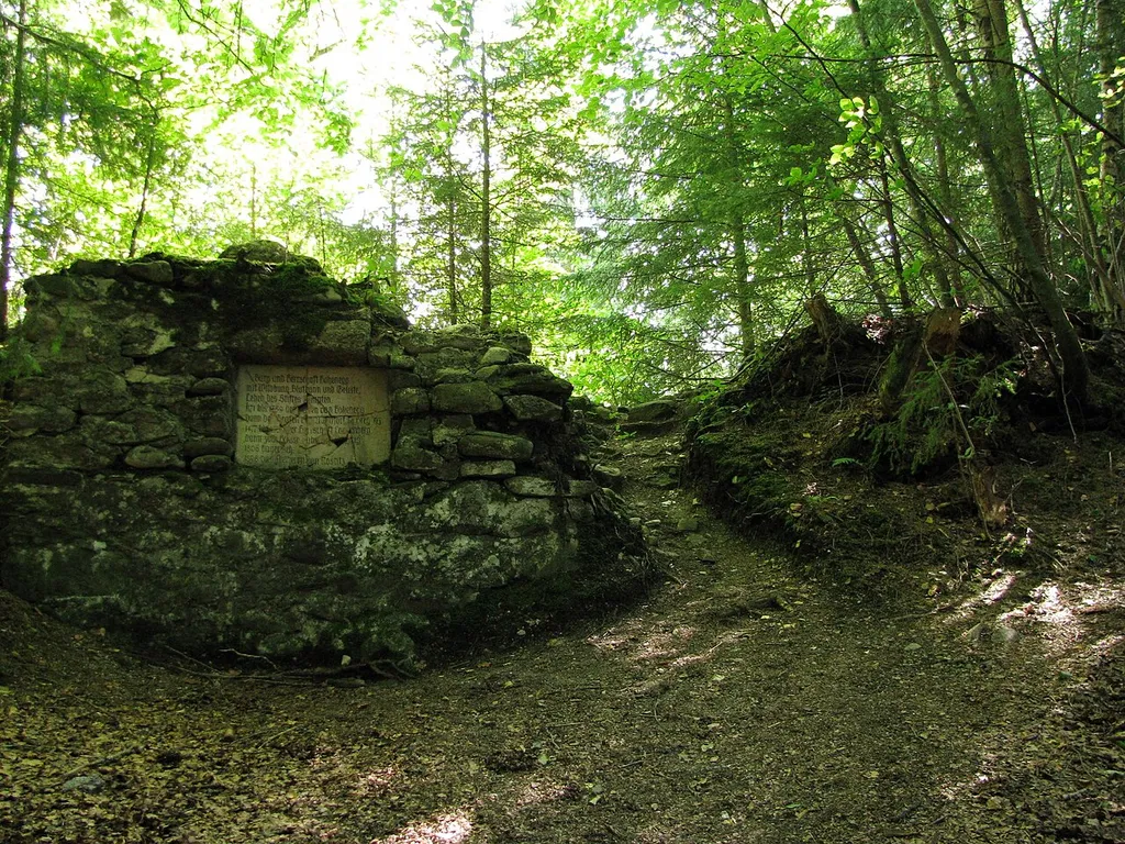 Burgstall Hohenegg, Mauerrest der Burg und Gedenktafel.