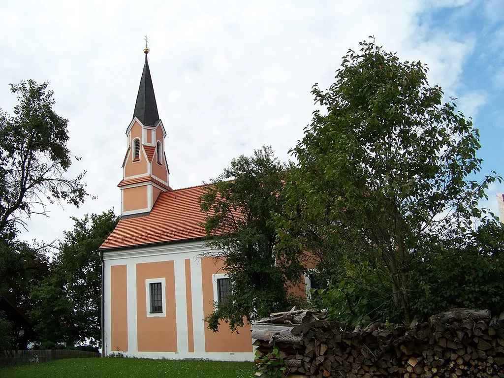 Adlkofen, Läuterkofen Zwischen Haus Nr. 2 und 4. Katholische Kirche St. Stephan. Saalkirche, gotische Anlage, im 18. Jahrhundert barockisiert, über Westgiebel kurzer Turm mit Spitzhelm, mit Lisenengliederung; mit Ausstattung.