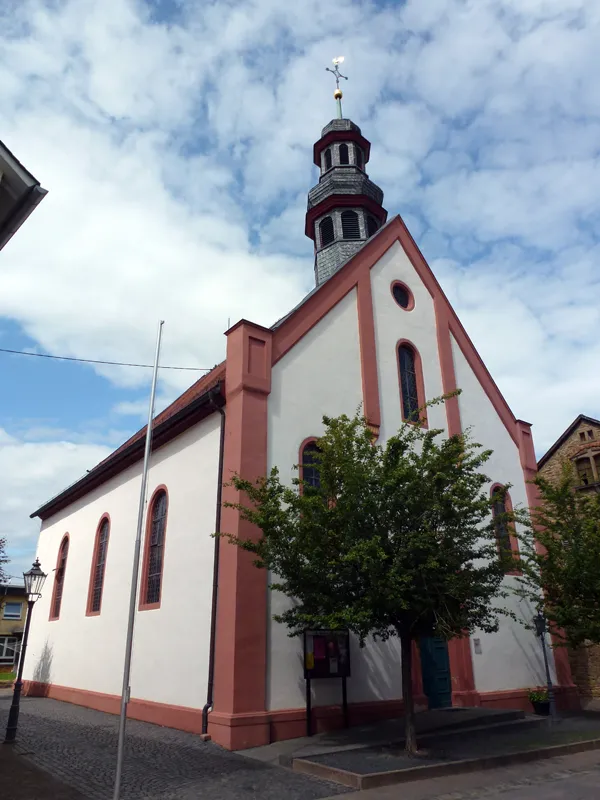 Erbes-Büdesheim, Hauptstraße 8. Evangelische Kirche. 1733–35, barocker Saalbau, 1733–35, Veränderungen im 19. Jahrhundert.