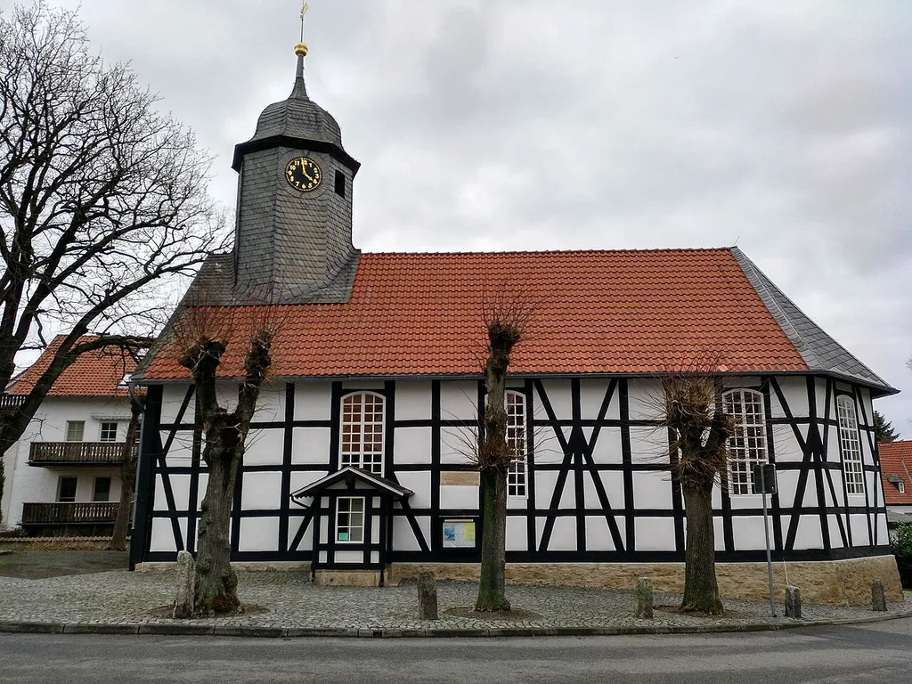 Blick auf den Südflügel der Schlewecker Dorfkirche.
